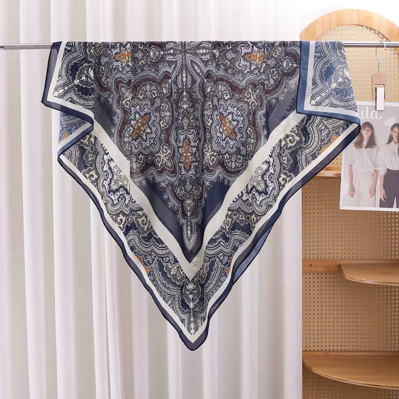 A new style of sun-protective clothing with a silk-textured silk scarf and scarf, decorated with selected fashionable fur, is a versatile choice Item Picture