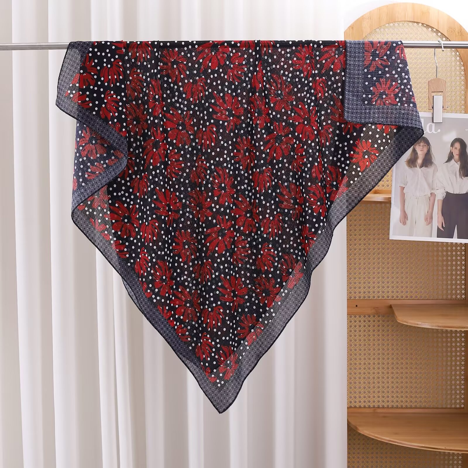 A new style of sun-protective clothing with a silk-textured silk scarf and scarf, decorated with selected fashionable fur, is a versatile choice detail image 2