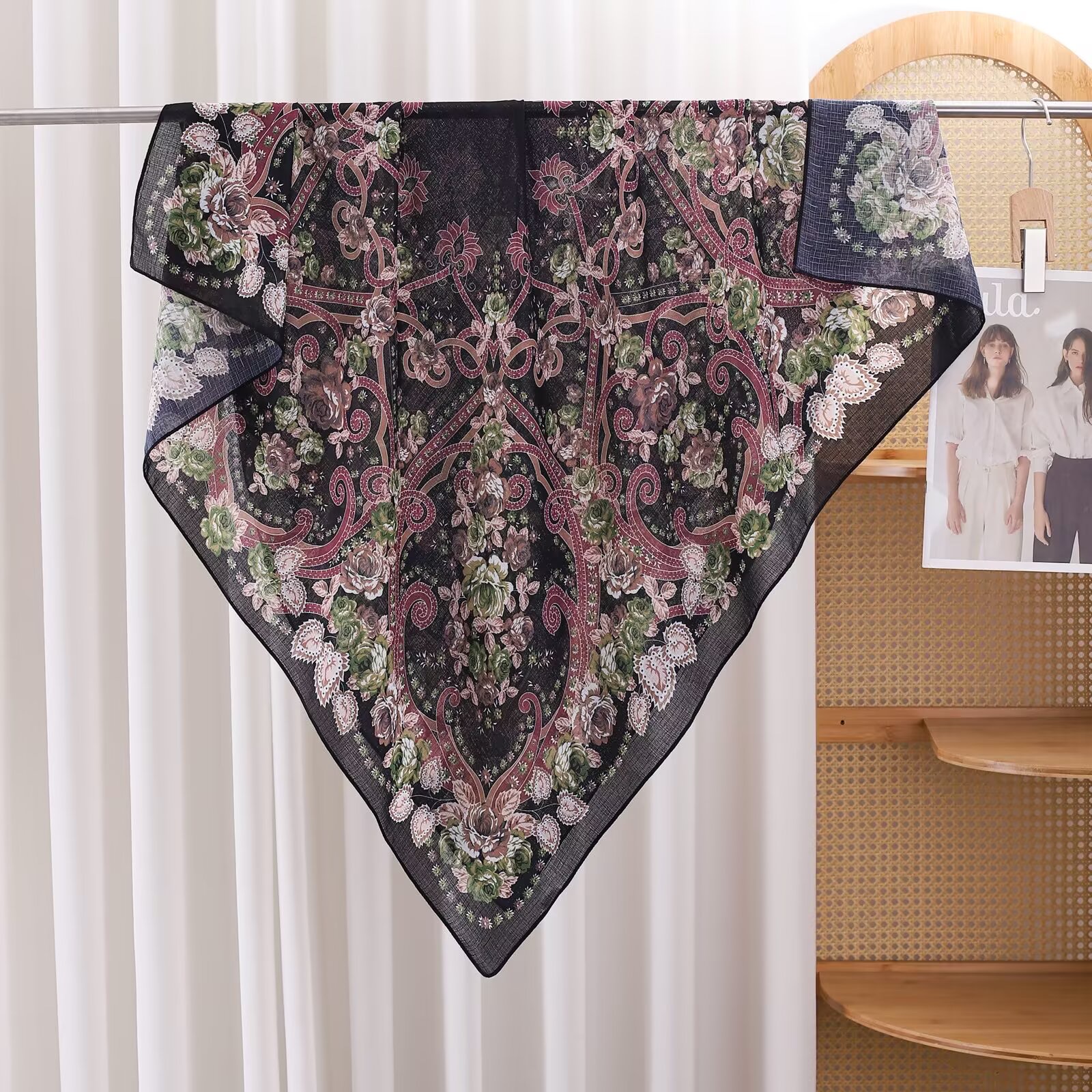 A new style of sun-protective clothing with a silk-textured silk scarf and scarf, decorated with selected fashionable fur, is a versatile choice details Picture