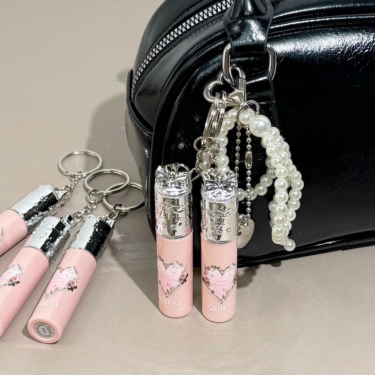 QIBEST 银蝶枝钥丝绒唇泥
产品特点:丝滑雾面质地、软糯好推唇釉