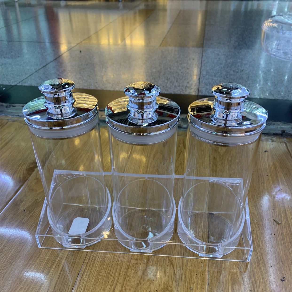 Transparent three-piece set with a base and sealed can