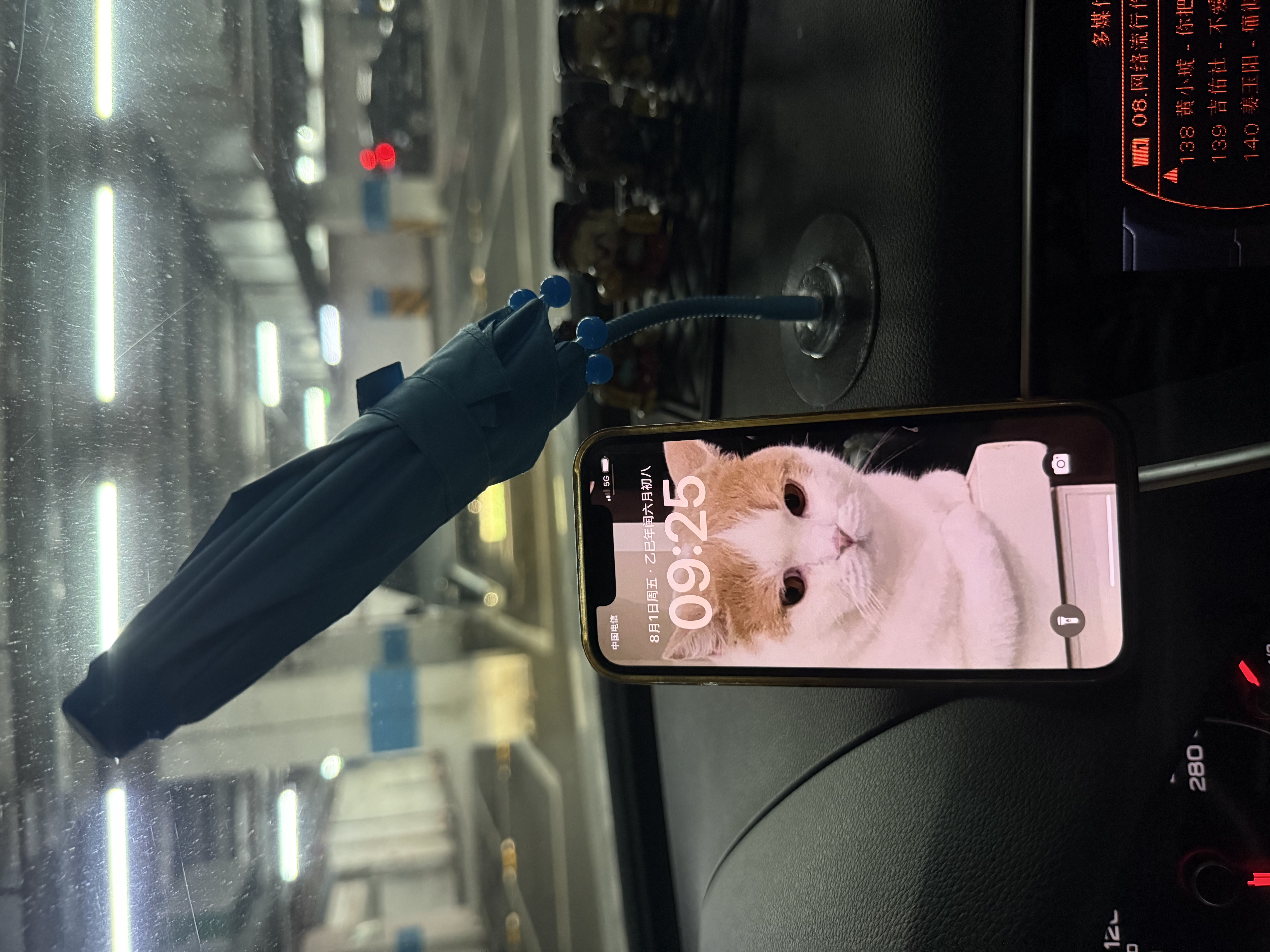 Creative ideas for using mobile phones on cars and motorcycles. Decorative umbrellas and creative umbrellas that can shield from wind and rain and rotate 360 degrees Item Picture