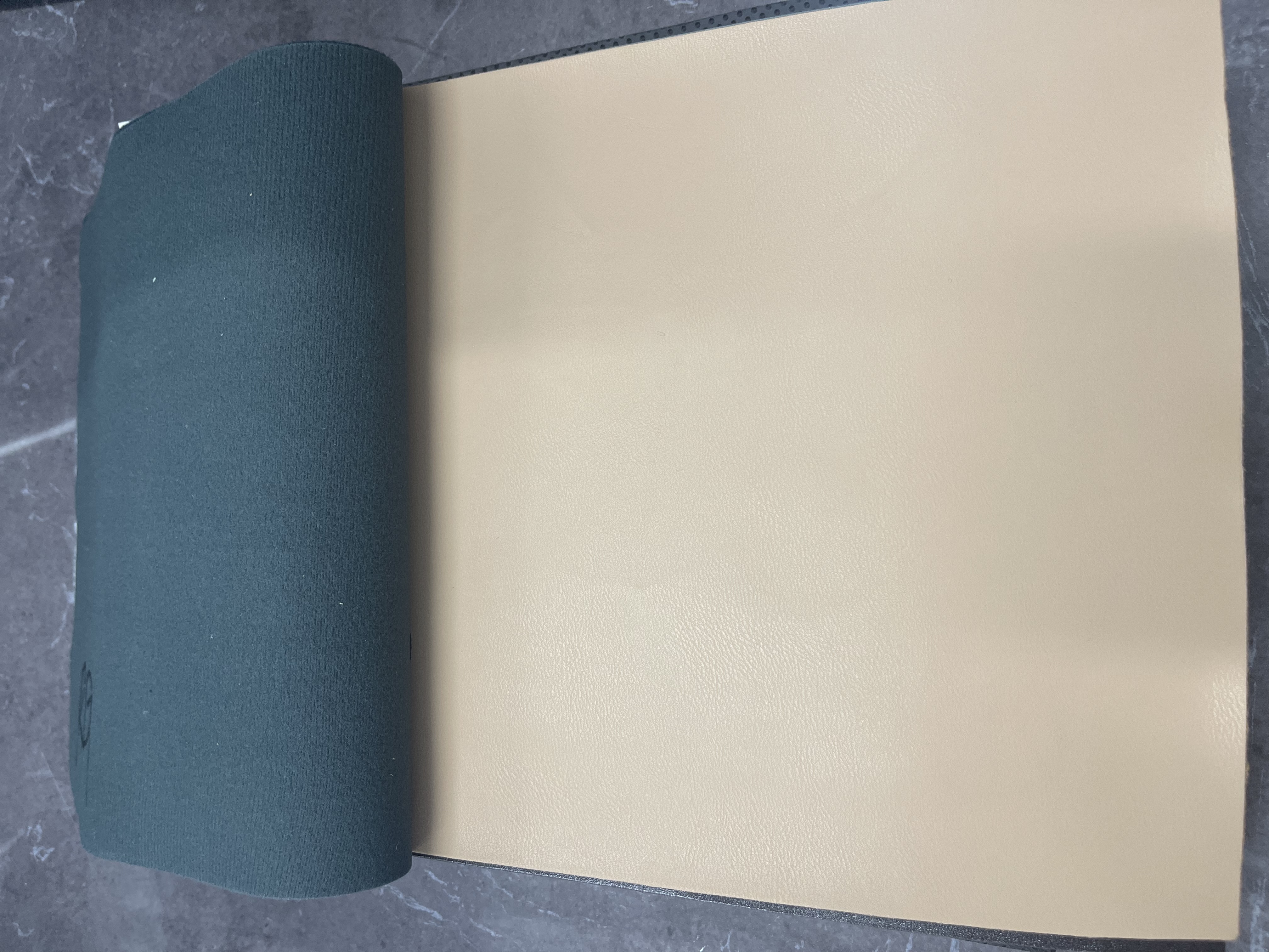 Yiwu Shengba Leather produces high-quality leather suitable for sofa, car and luggage packaging. For more details, please contact the shopkeeper Application Scenario