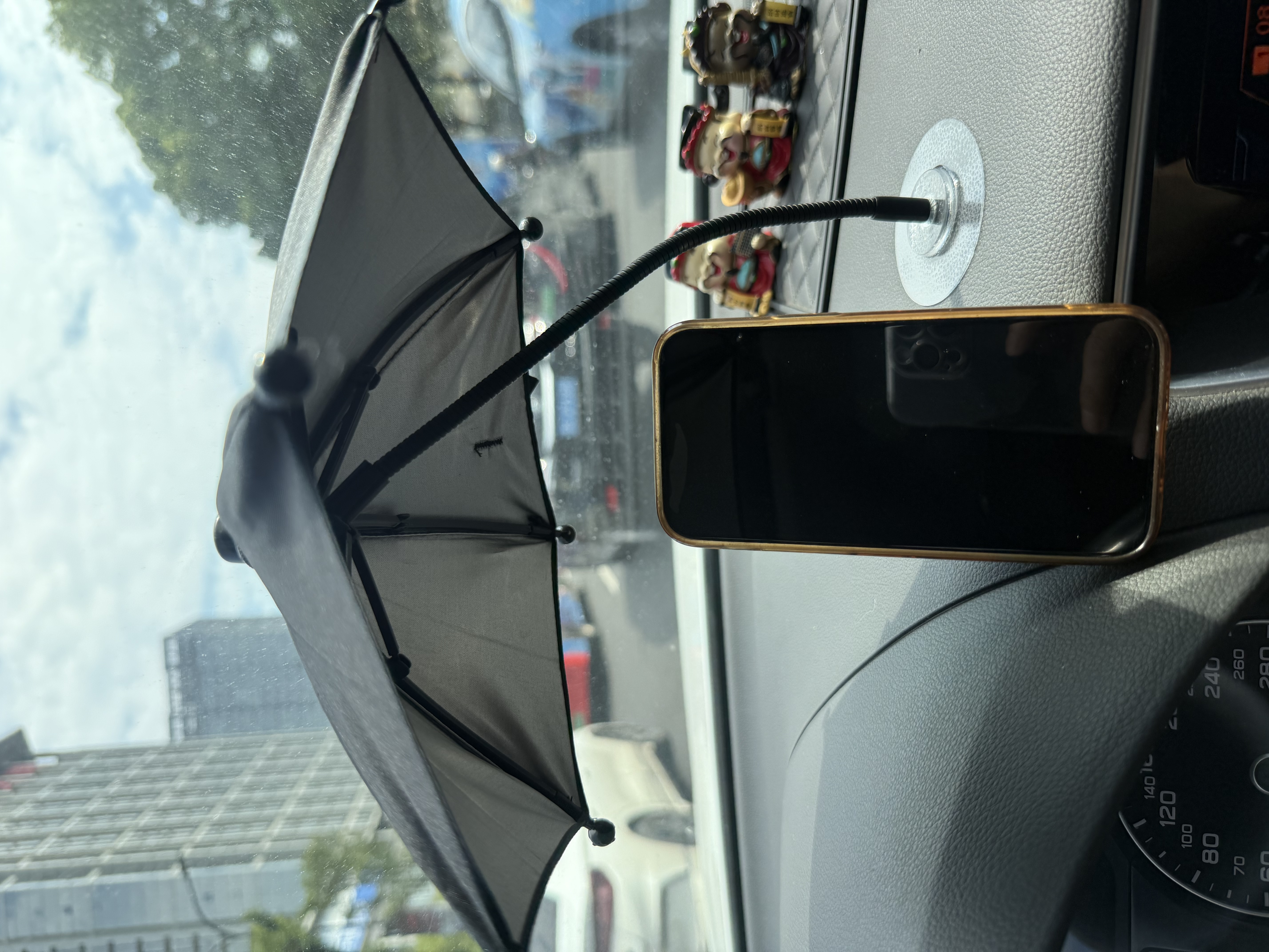 Creative ideas for using mobile phones on cars and motorcycles. Decorative umbrellas and creative umbrellas that can shield from wind and rain and rotate 360 degrees Application Scenario