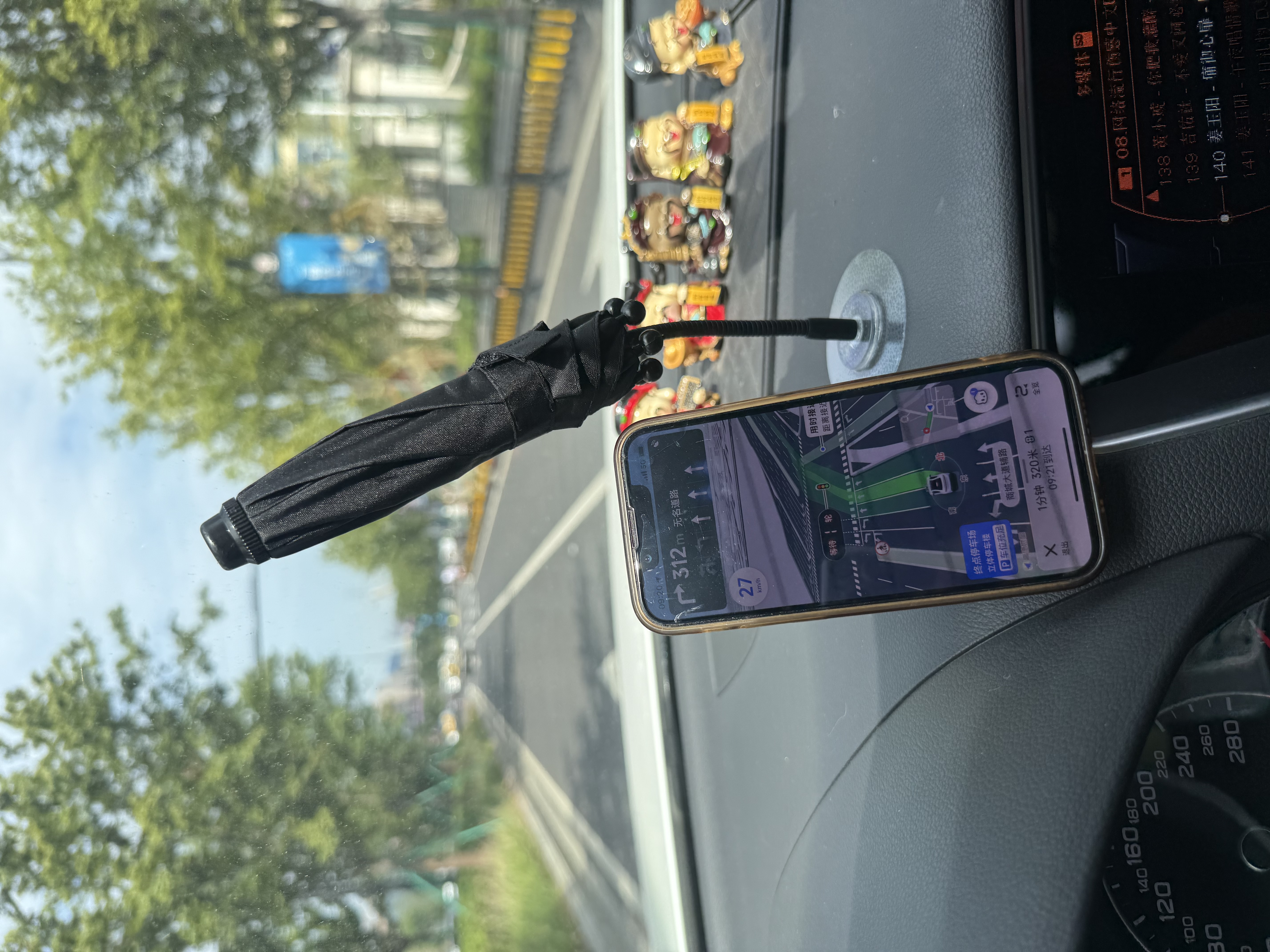 Creative ideas for using mobile phones on cars and motorcycles. Decorative umbrellas and creative umbrellas that can shield from wind and rain and rotate 360 degrees detail image 3