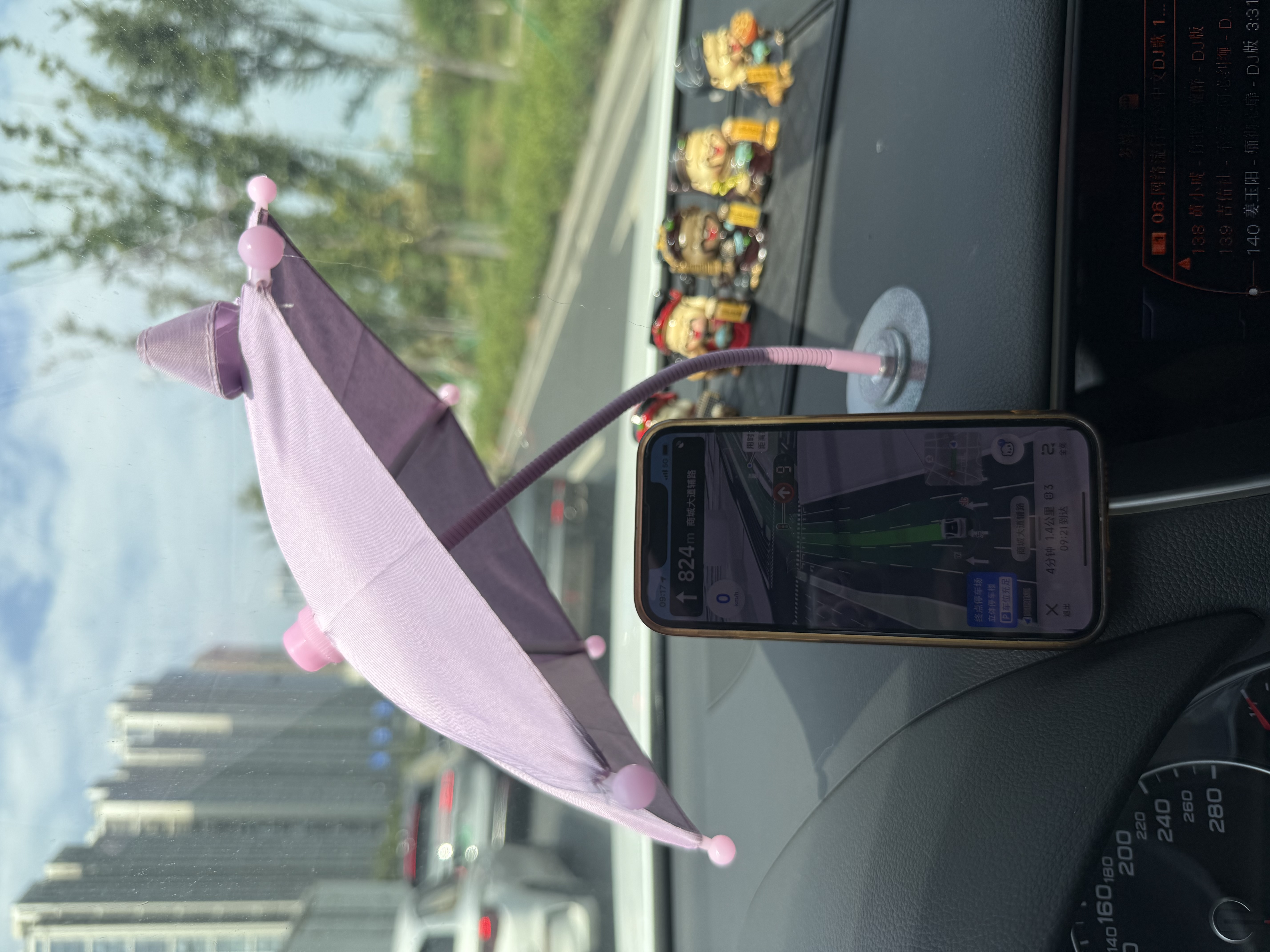 Creative ideas for using mobile phones on cars and motorcycles. Decorative umbrellas and creative umbrellas that can shield from wind and rain and rotate 360 degrees details Picture