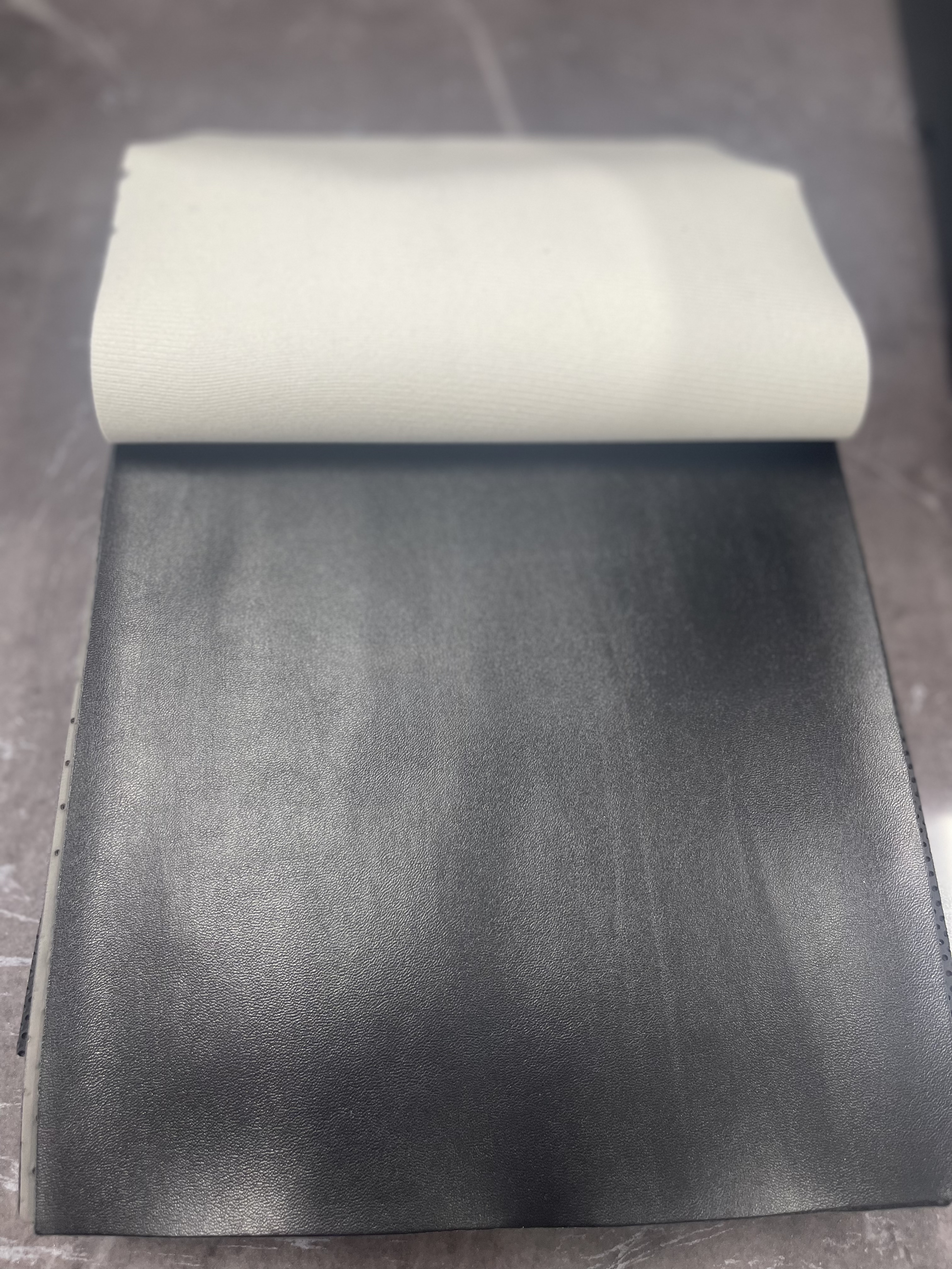 Yiwu Shengba Leather produces high-quality leather suitable for sofa, car and luggage packaging. For more details, please contact the shopkeeper details Picture