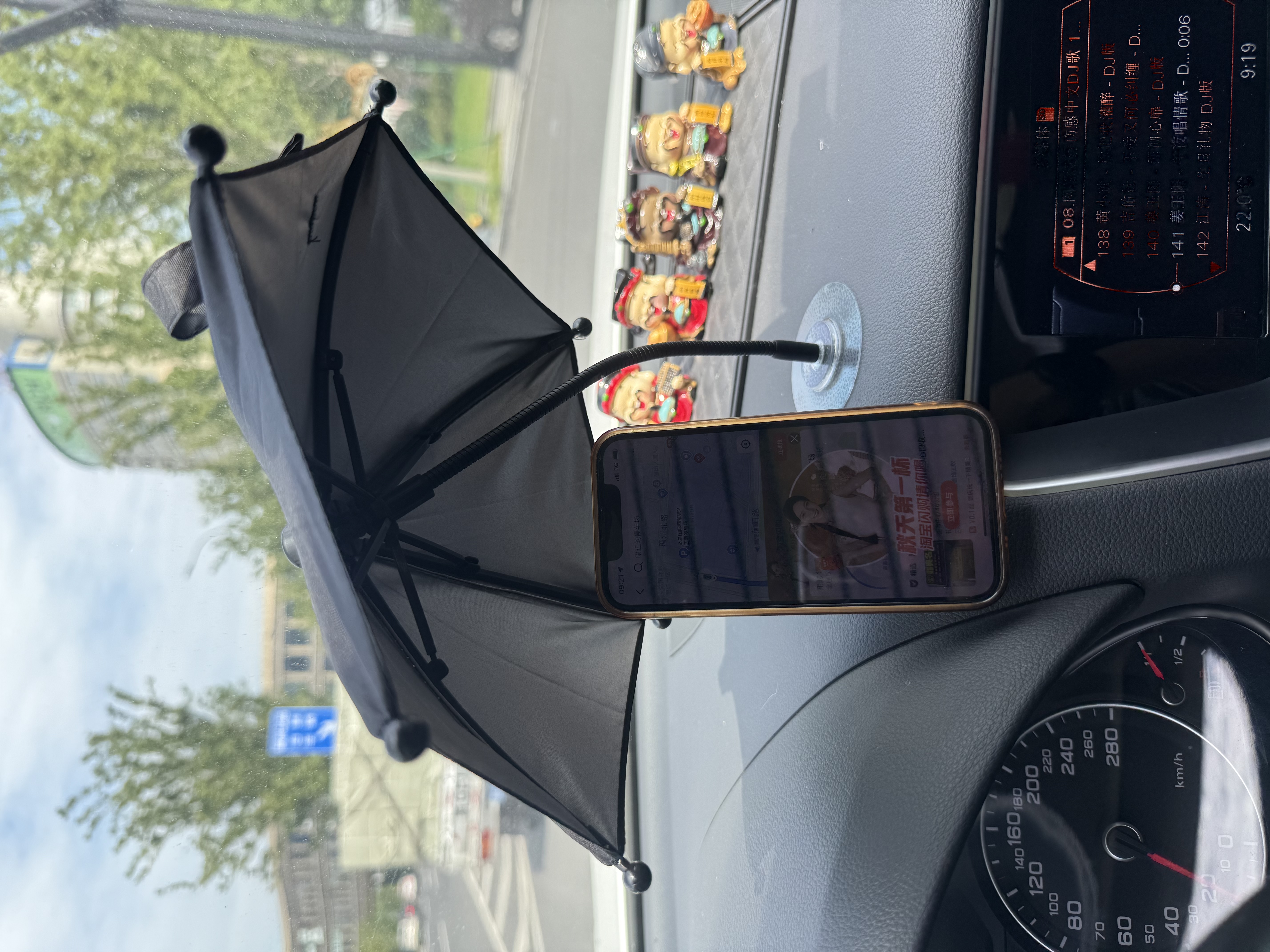 Creative ideas for using mobile phones on cars and motorcycles. Decorative umbrellas and creative umbrellas that can shield from wind and rain and rotate 360 degrees detail image 2