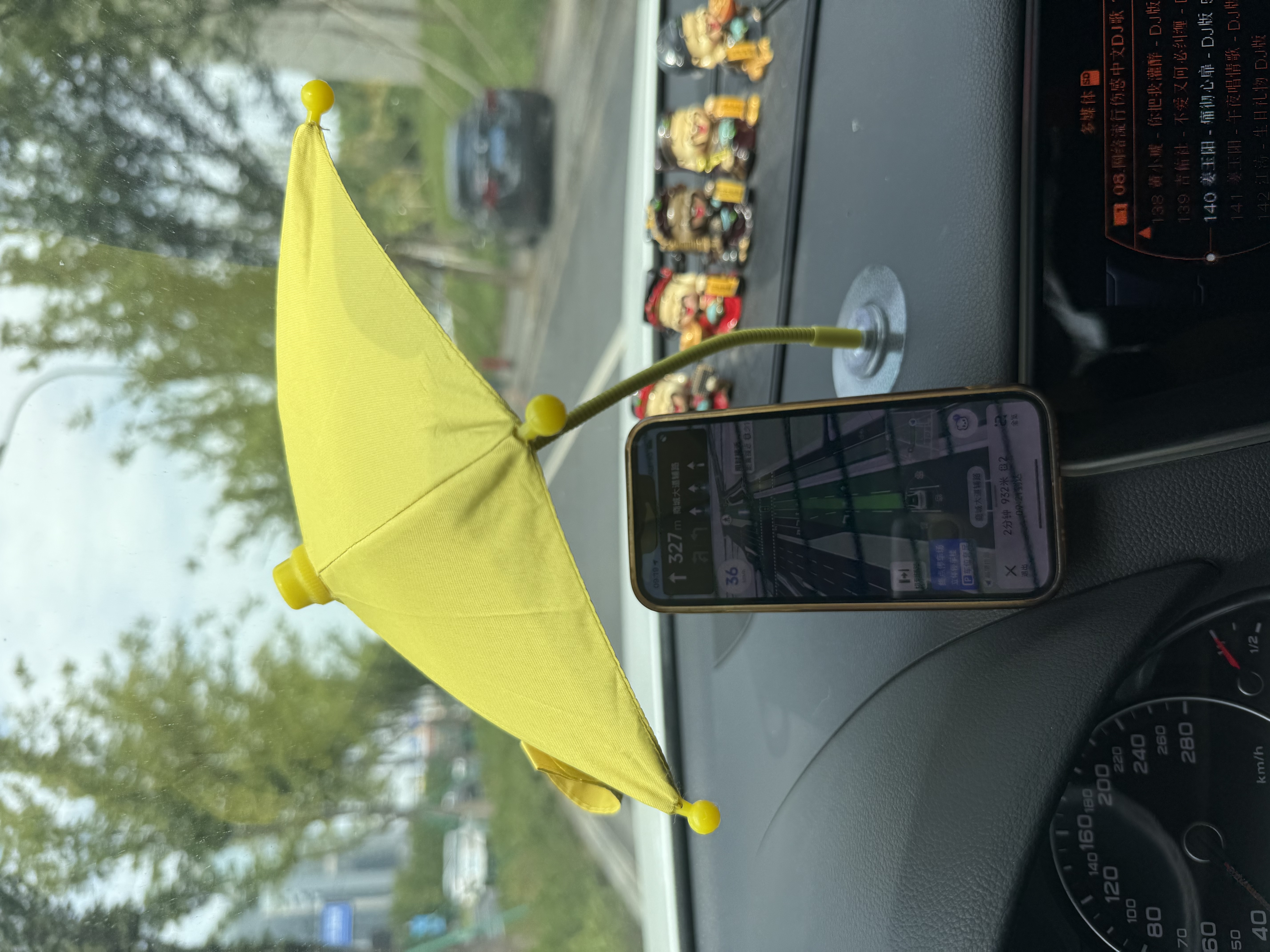Creative ideas for using mobile phones on cars and motorcycles. Decorative umbrellas and creative umbrellas that can shield from wind and rain and rotate 360 degrees Specification image