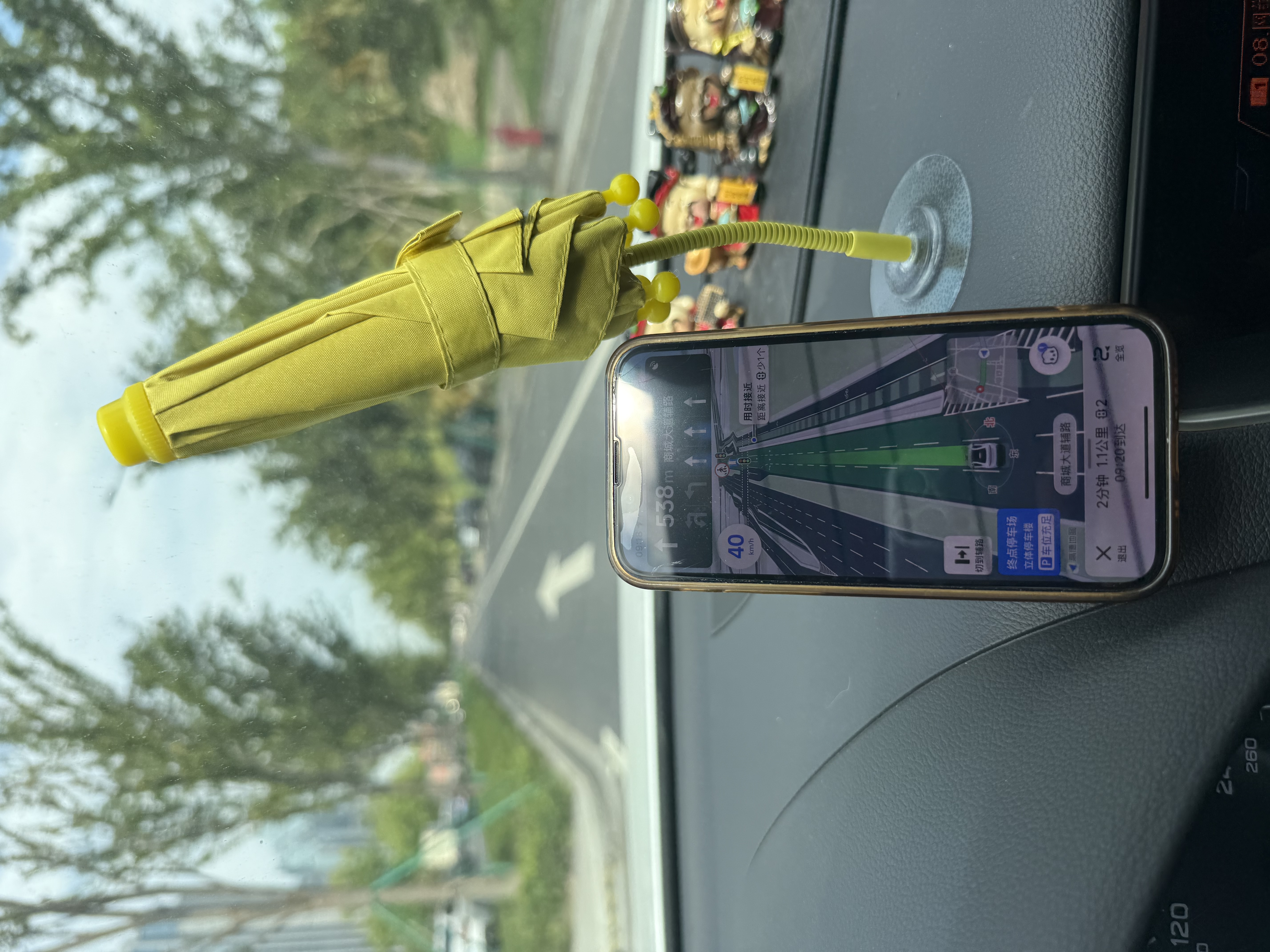 Creative ideas for using mobile phones on cars and motorcycles. Decorative umbrellas and creative umbrellas that can shield from wind and rain and rotate 360 degrees detail image 4