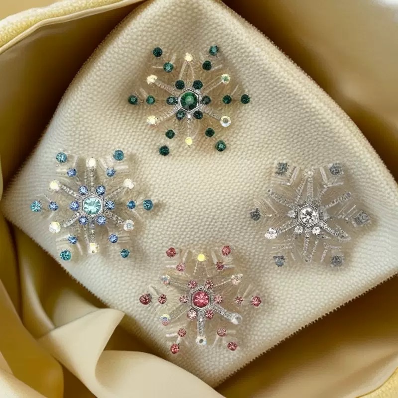 Cross-border high-end diamond-encrusted snowflake brooch, women's light luxury fashion, versatile and high-end style suit coat corsage