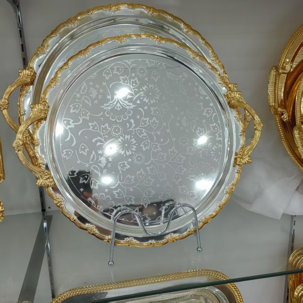 Fruit plate, home living room, nut and dried fruit snack plate, display plate, new afternoon tea snacks, electroplated ceramic fruit plate, hotel living room, nut and dried fruit snack plate, display plate, new sectioned afternoon tea snacks, electroplated ceramic Application Scenario
