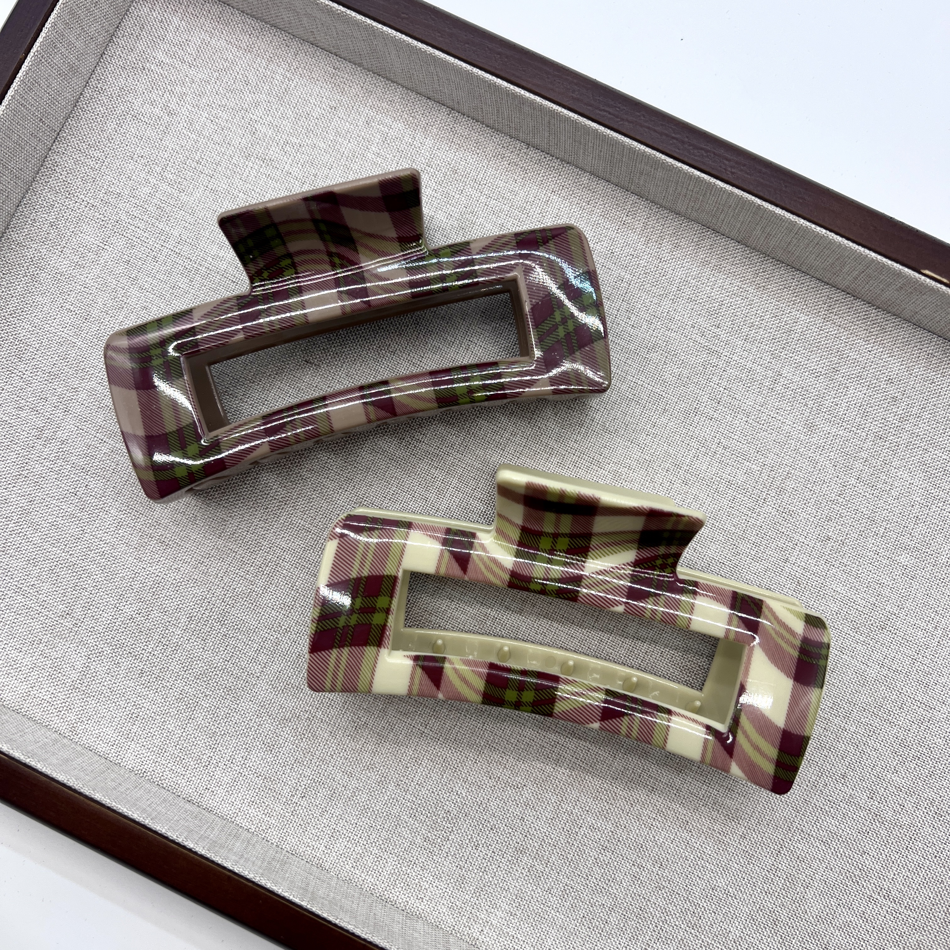 Laid-back Christmas color red and green checkered large grabber 2025 new niche updo shark clip hair accessory for women Specification image