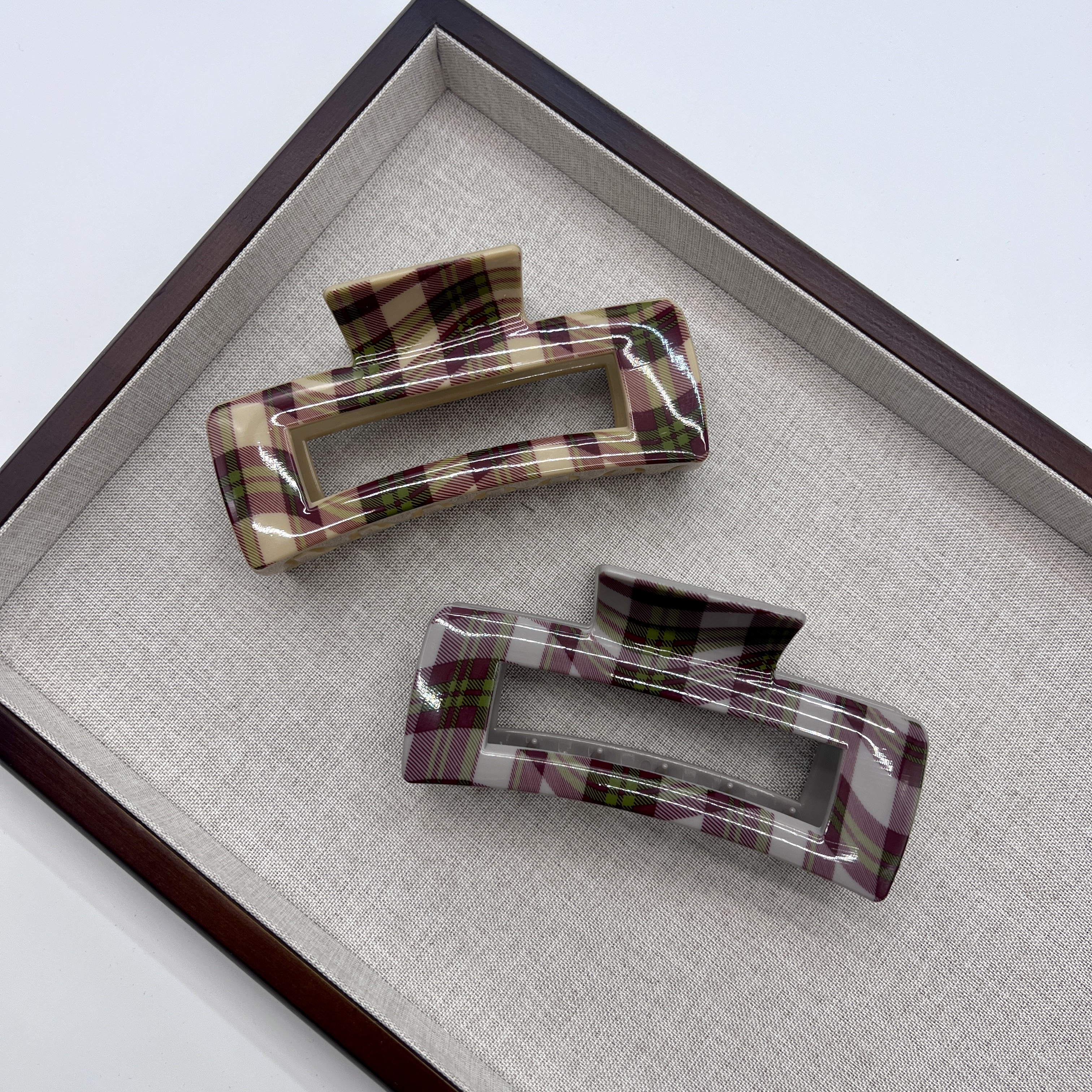 Laid-back Christmas color red and green checkered large grabber 2025 new niche updo shark clip hair accessory for women Application Scenario