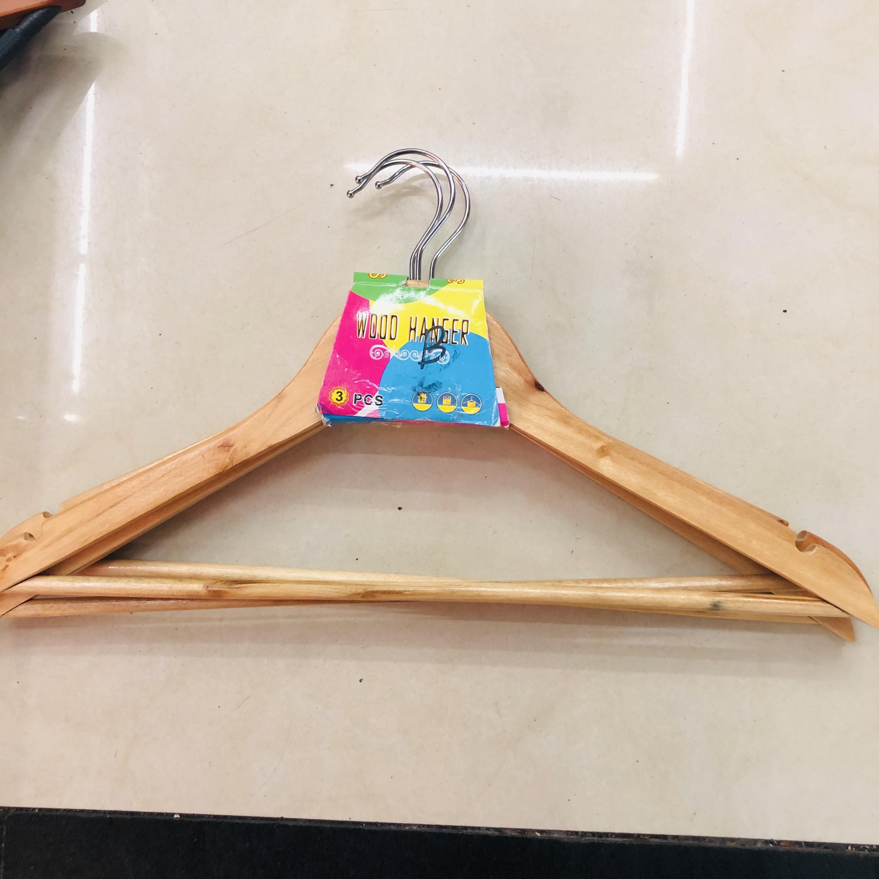 可订购仿木纹原木色塑料衣架批发2