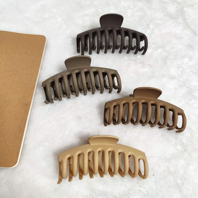 Simple and elegant matte large frame hair bun, shark hair clip, back head clip, versatile grab clip, bath hair accessory Application Scenario