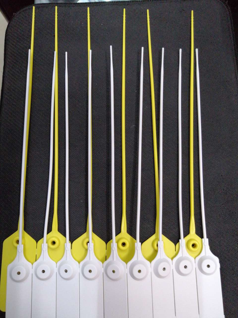 信成塑料 厂家各种吊粒、吊牌 、挂牌 扎带大方扣吊粒厂家直销