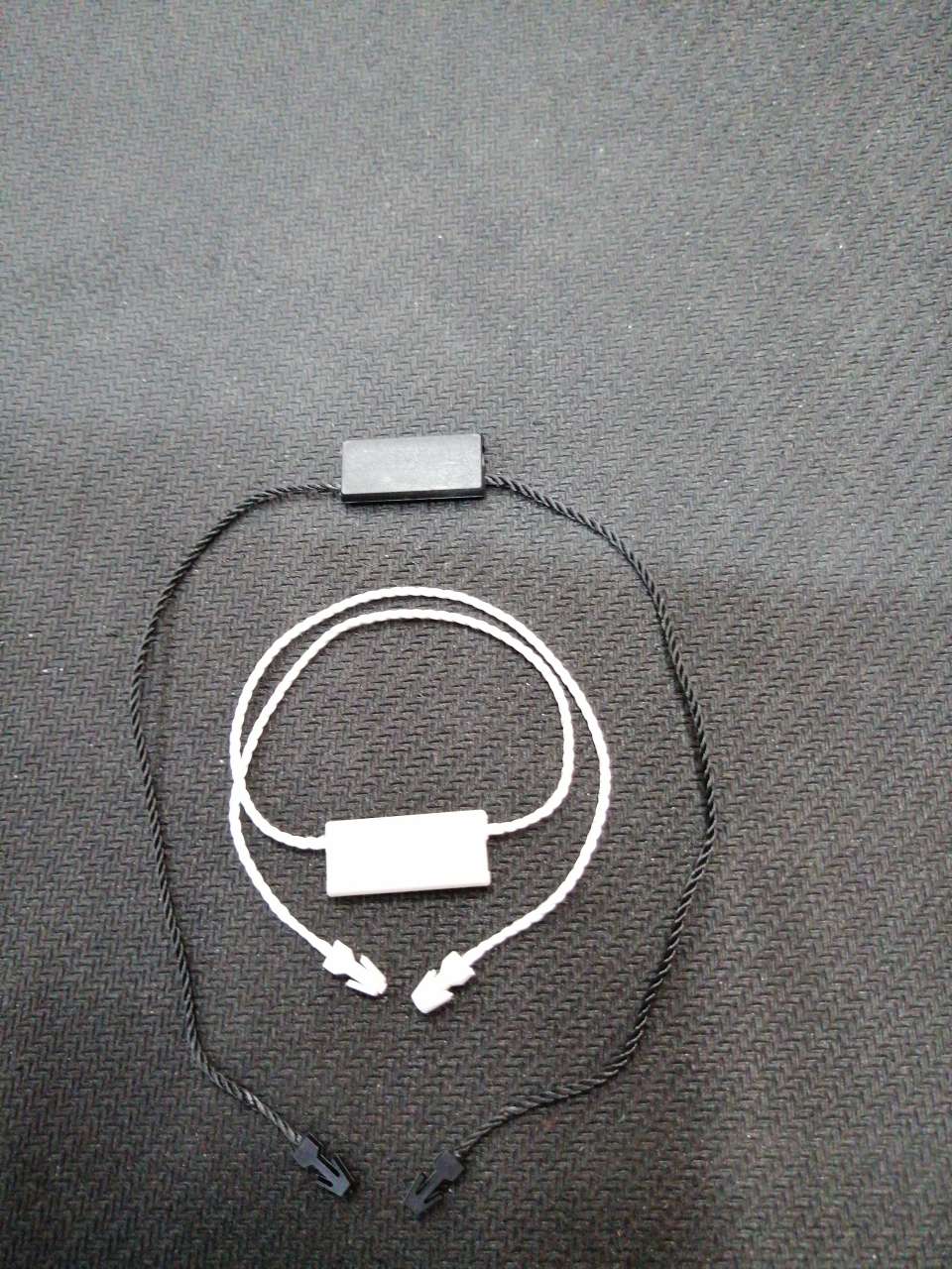 信成塑料 厂家各种吊粒、吊牌 、挂牌辅料 扎带大方扣吊粒厂家直销