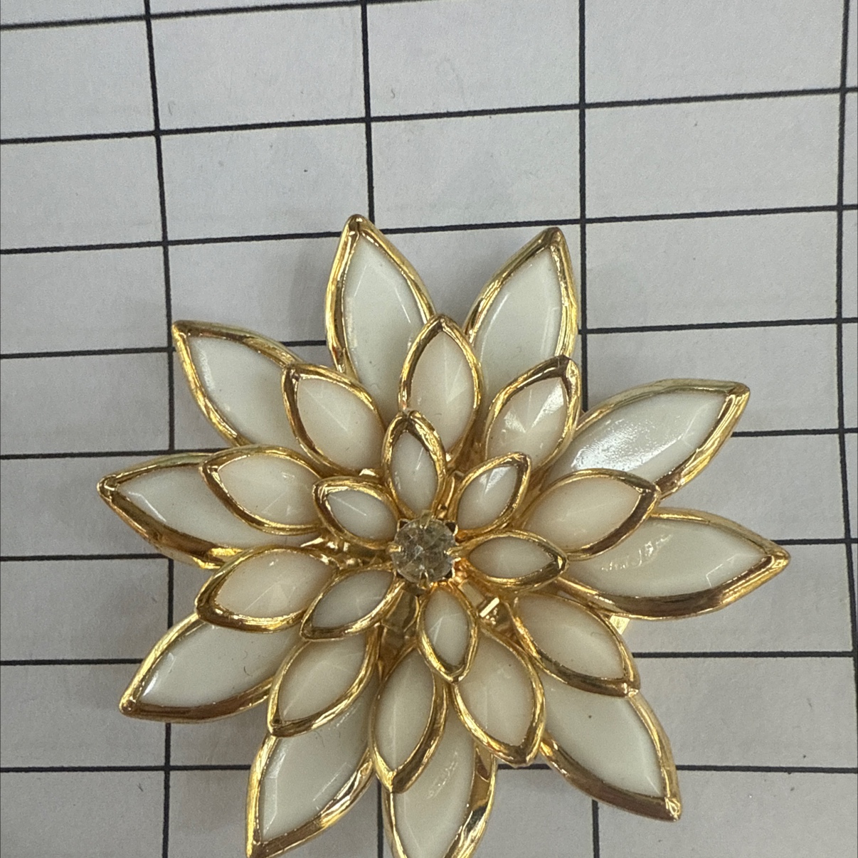 马眼花，金色，实白压克力，三层花朵，铜边