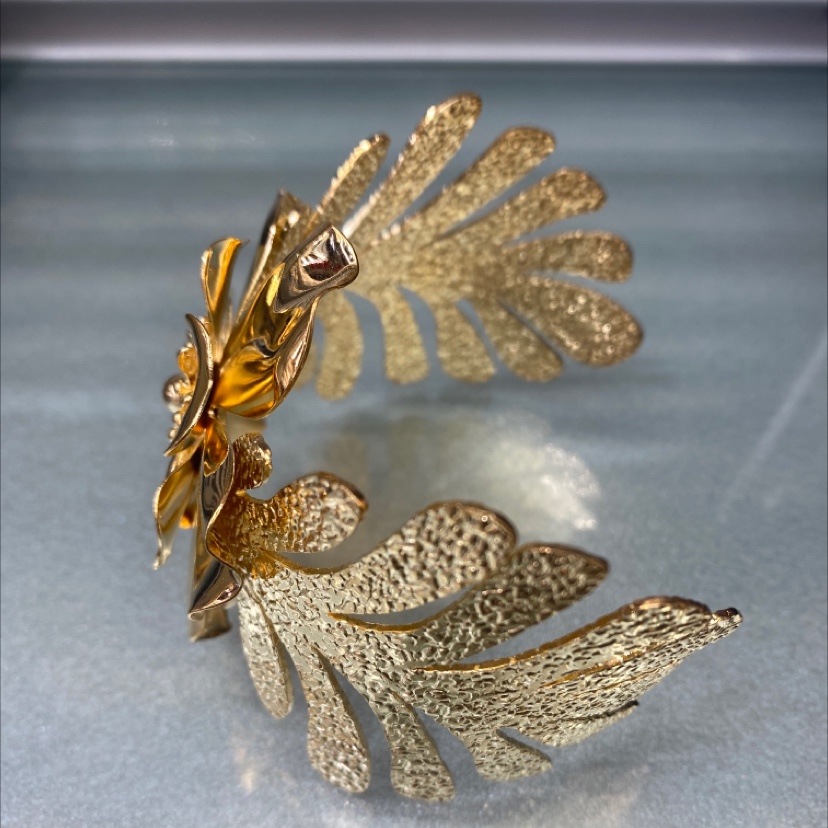 The tin flower bracelet is a fashionable and simple lady's bracelet with various styles Application Scenario