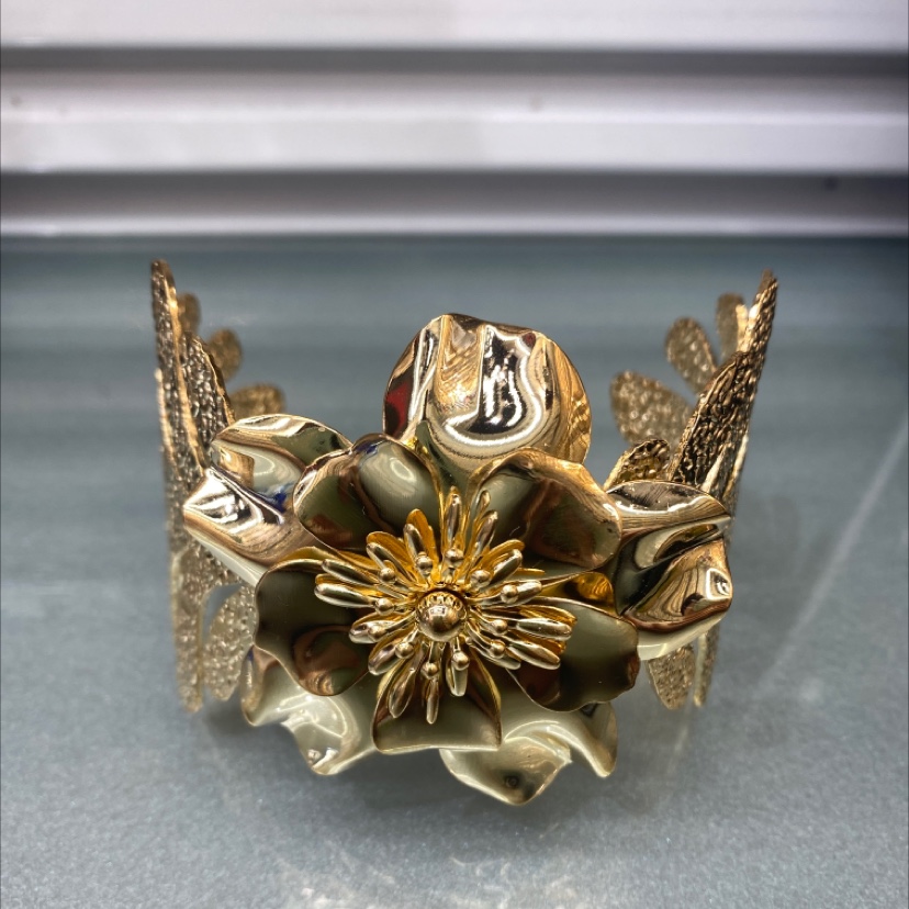 The tin flower bracelet is a fashionable and simple lady's bracelet with various styles Specification image