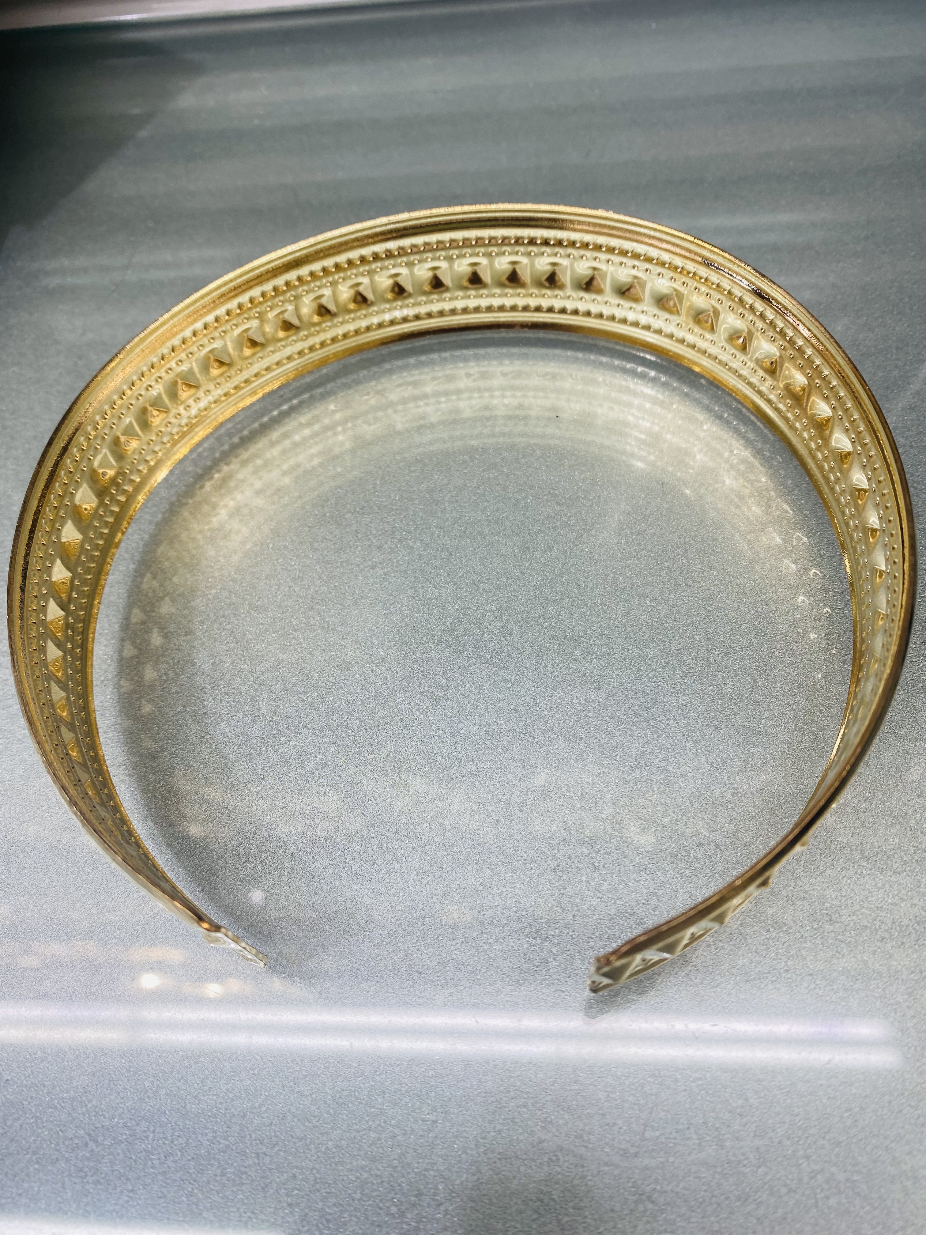 Tin-patterned bracelet collar, a fashionable and trendy casual accessory bracelet Application Scenario