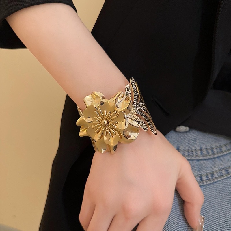 The tin flower bracelet is a fashionable and simple lady's bracelet with various styles