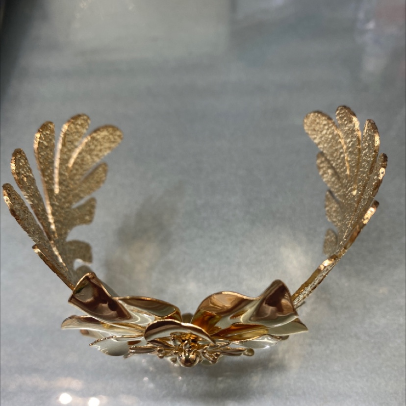 The tin flower bracelet is a fashionable and simple lady's bracelet with various styles details Picture