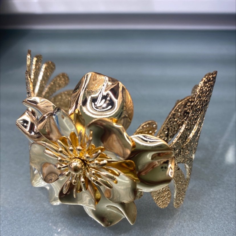 The tin flower bracelet is a fashionable and simple lady's bracelet with various styles Item Picture