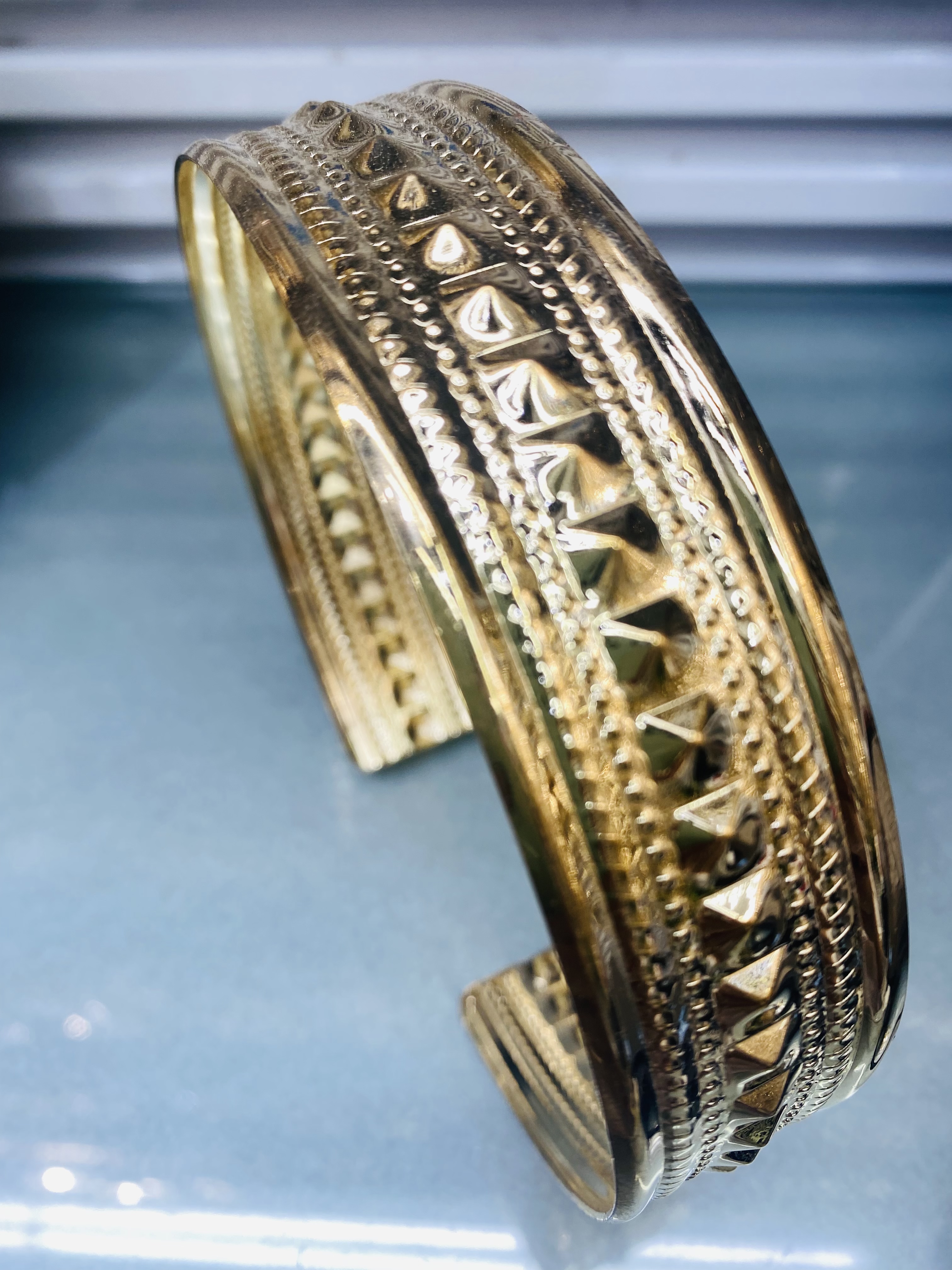 Tin-patterned bracelet collar, a fashionable and trendy casual accessory bracelet details Picture