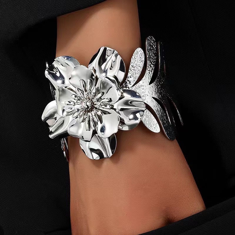 The tin flower bracelet is a fashionable and simple lady's bracelet with various styles detail image 2