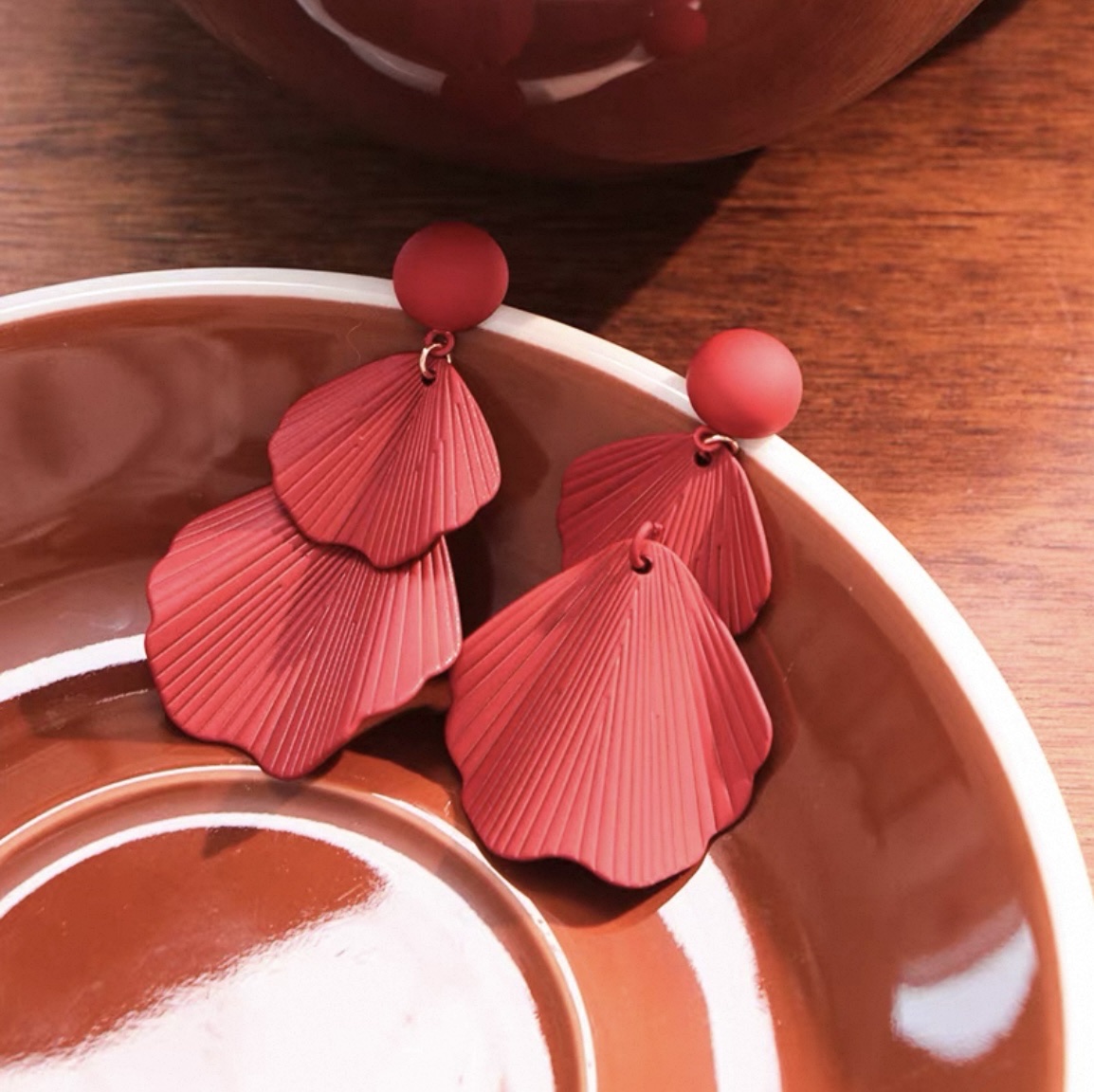 Original and niche design green palm leaf ear pendant earrings for women, exaggerated, unique and high-end style, feminine charm earrings detail image 5