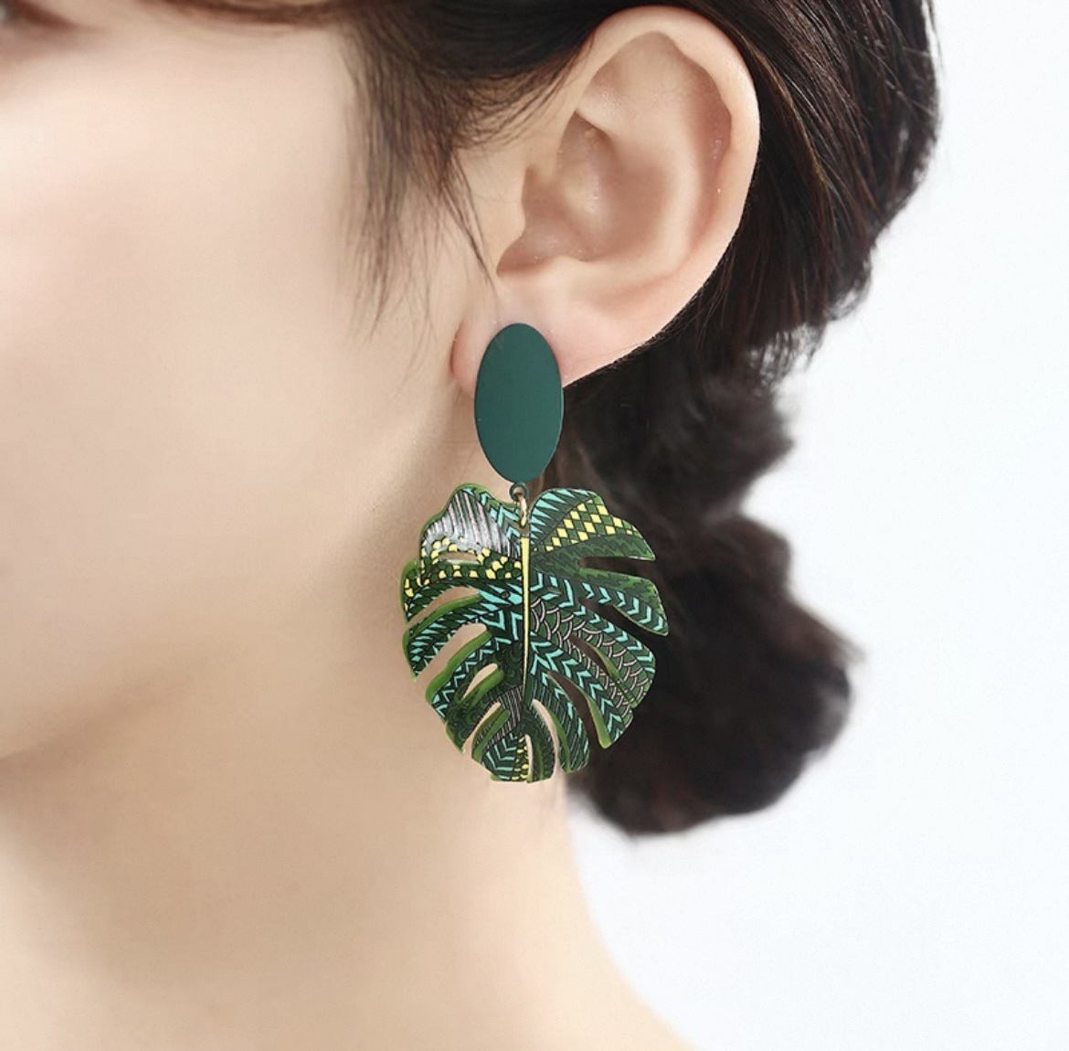Original and niche design green palm leaf ear pendant earrings for women, exaggerated, unique and high-end style, feminine charm earrings detail image 2