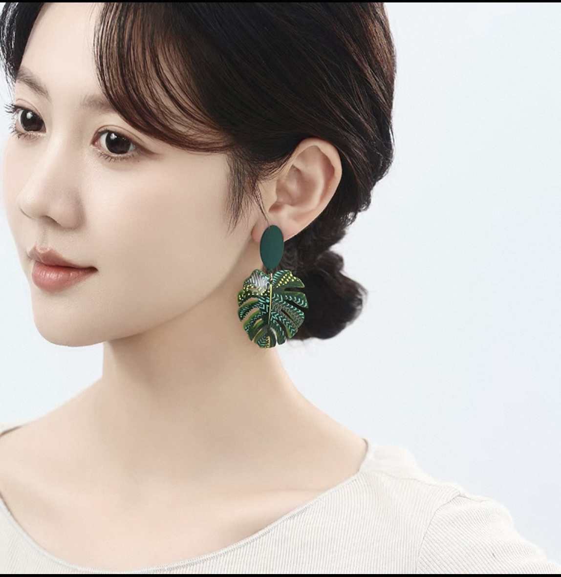 Original and niche design green palm leaf ear pendant earrings for women, exaggerated, unique and high-end style, feminine charm earrings