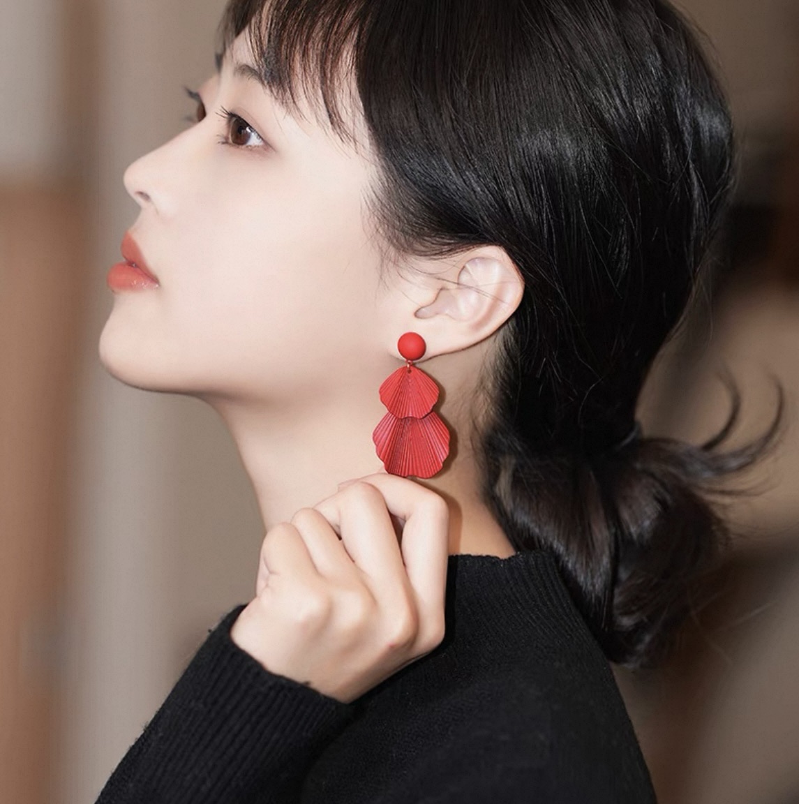 Original and niche design green palm leaf ear pendant earrings for women, exaggerated, unique and high-end style, feminine charm earrings detail image 7