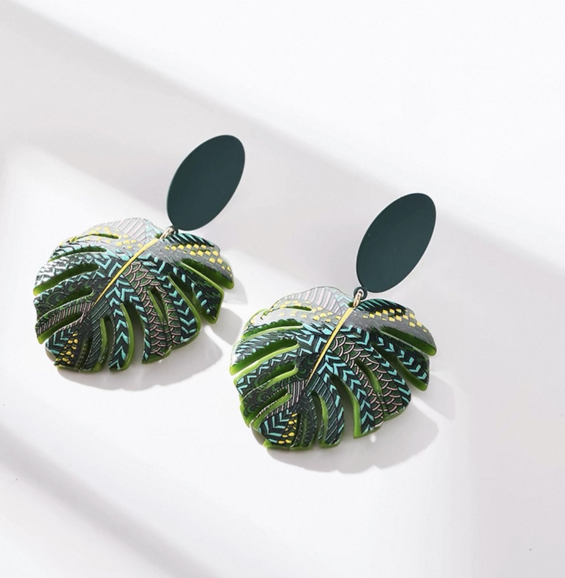 Original and niche design green palm leaf ear pendant earrings for women, exaggerated, unique and high-end style, feminine charm earrings detail image 4