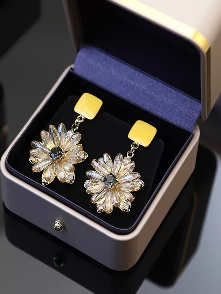 Korean-style fashionable crystal small flower oil drop earrings, high-end and versatile Specification image