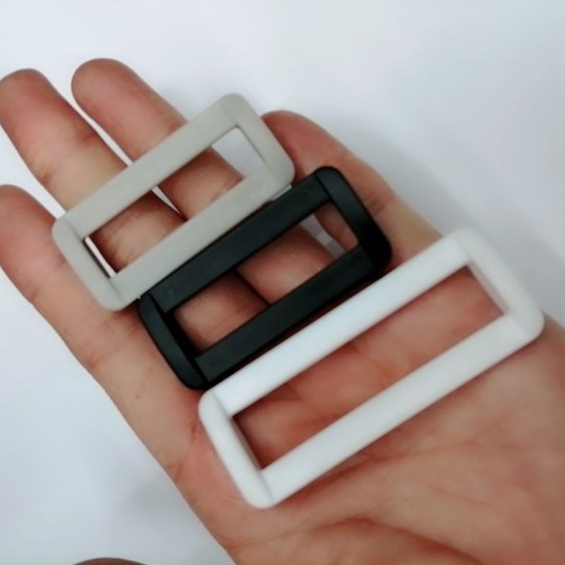 Factory direct sales of two-level adjustable Pom mouth buckle, packaging square buckle, plastic car line square buckle, voltage bonding arm bag buckle accessories Application Scenario