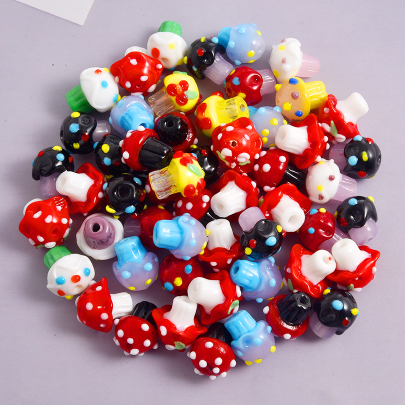 蛋糕五彩缤纷的颜色，纯手工制作工艺，手工琉璃，欢迎大家前来订购。琉璃