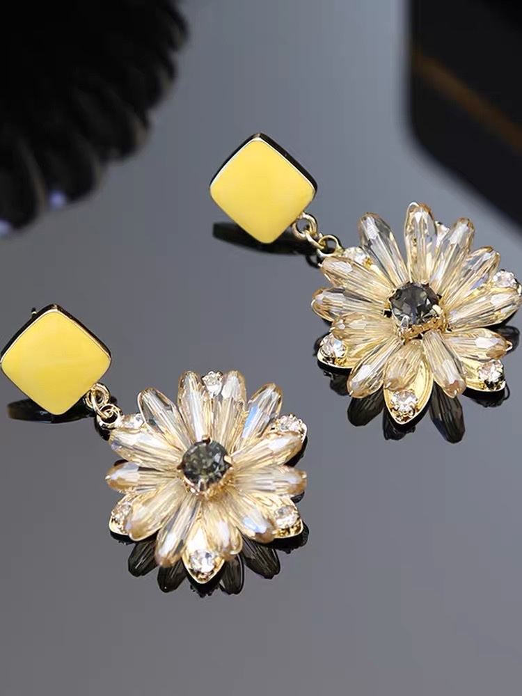Korean-style fashionable crystal small flower oil drop earrings, high-end and versatile Application Scenario