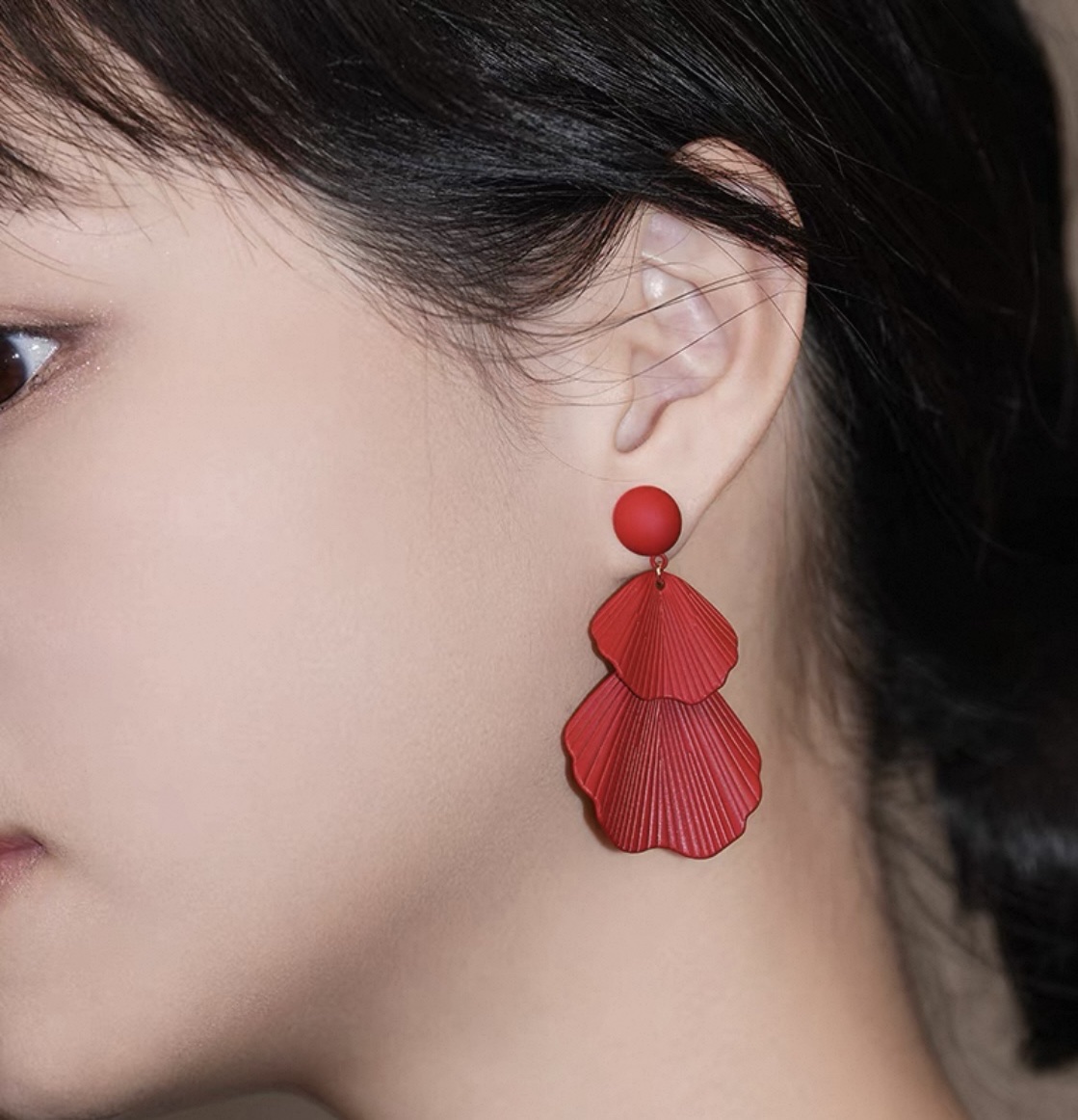 Original and niche design green palm leaf ear pendant earrings for women, exaggerated, unique and high-end style, feminine charm earrings Application Scenario