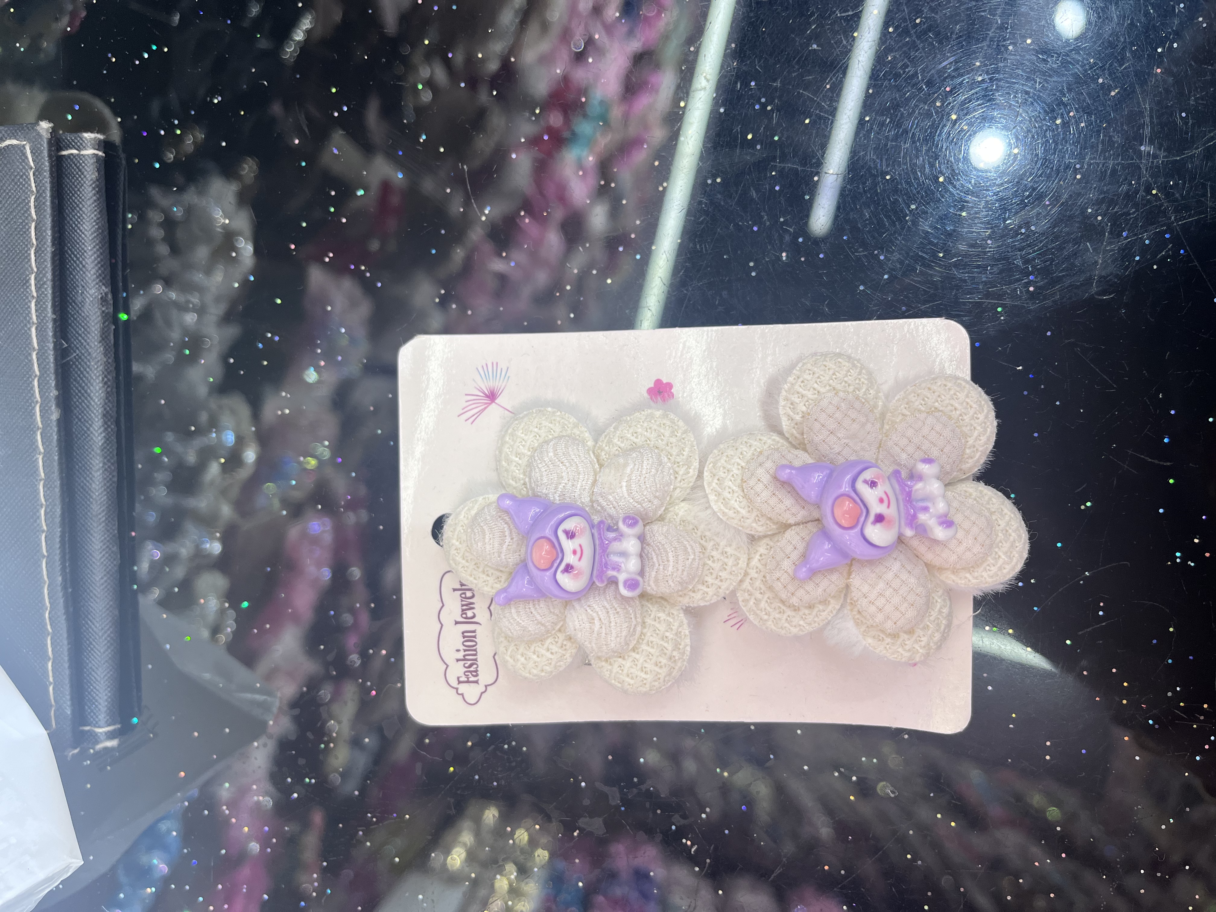 	1.	碎花布艺夹：柔棉印小雏菊，包边不磨肤，夹侧边碎发/刘海，搭碎花裙、白衬衫，夏日戴满是清新元气，日常通勤约会都适配。wp
白底实物图