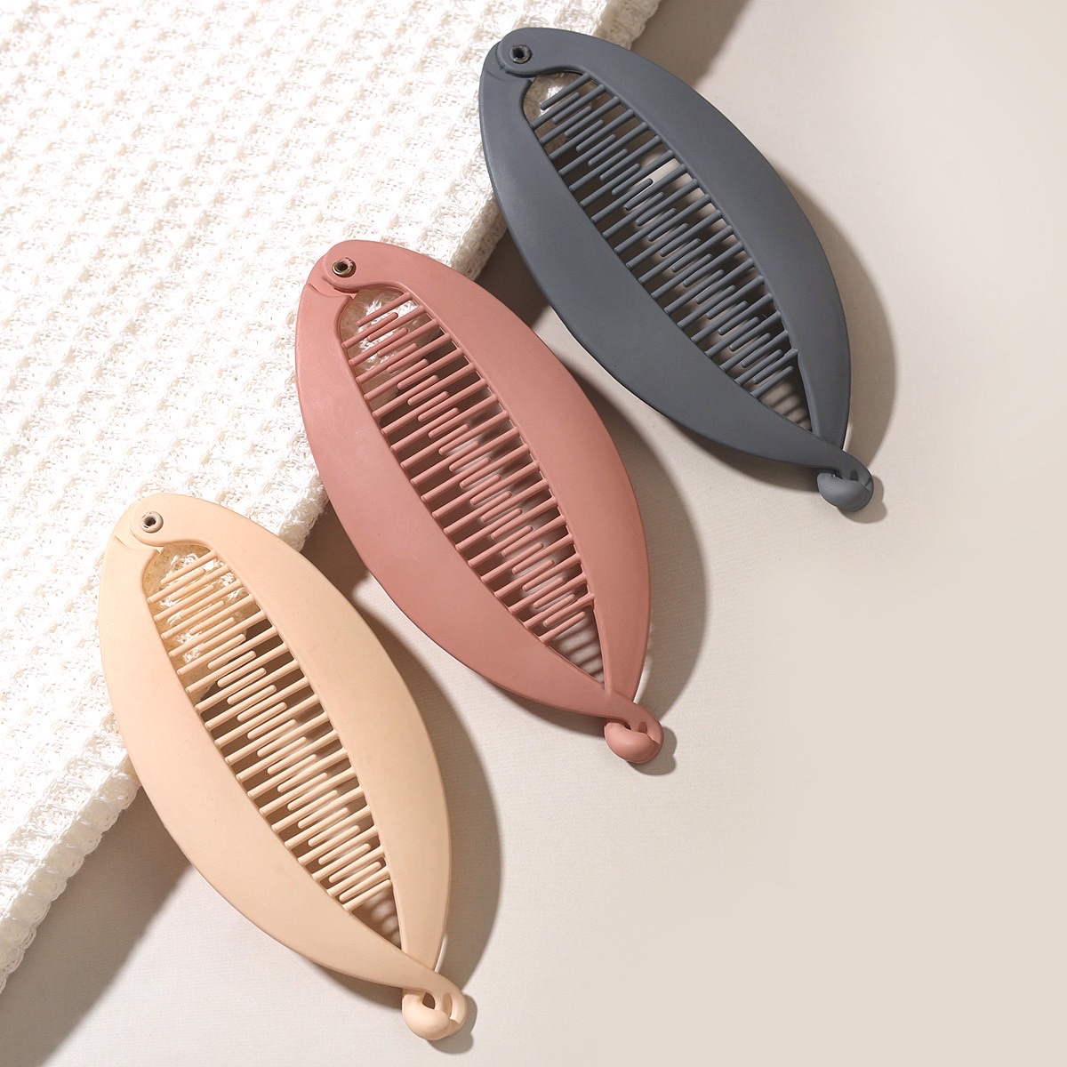 Simple and elegant, solid-color rubber paint fish-shaped, toothed, anti-slip ponytail hair clip, clasp flat hair clip headwear Specification image