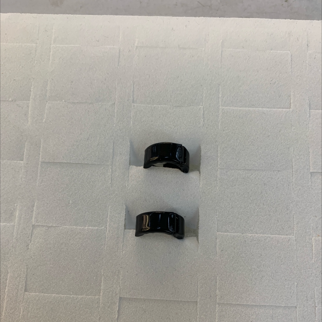 程洁不锈钢材质耳扣黑色光圈简单大方小巧可爱休闲时尚潮流