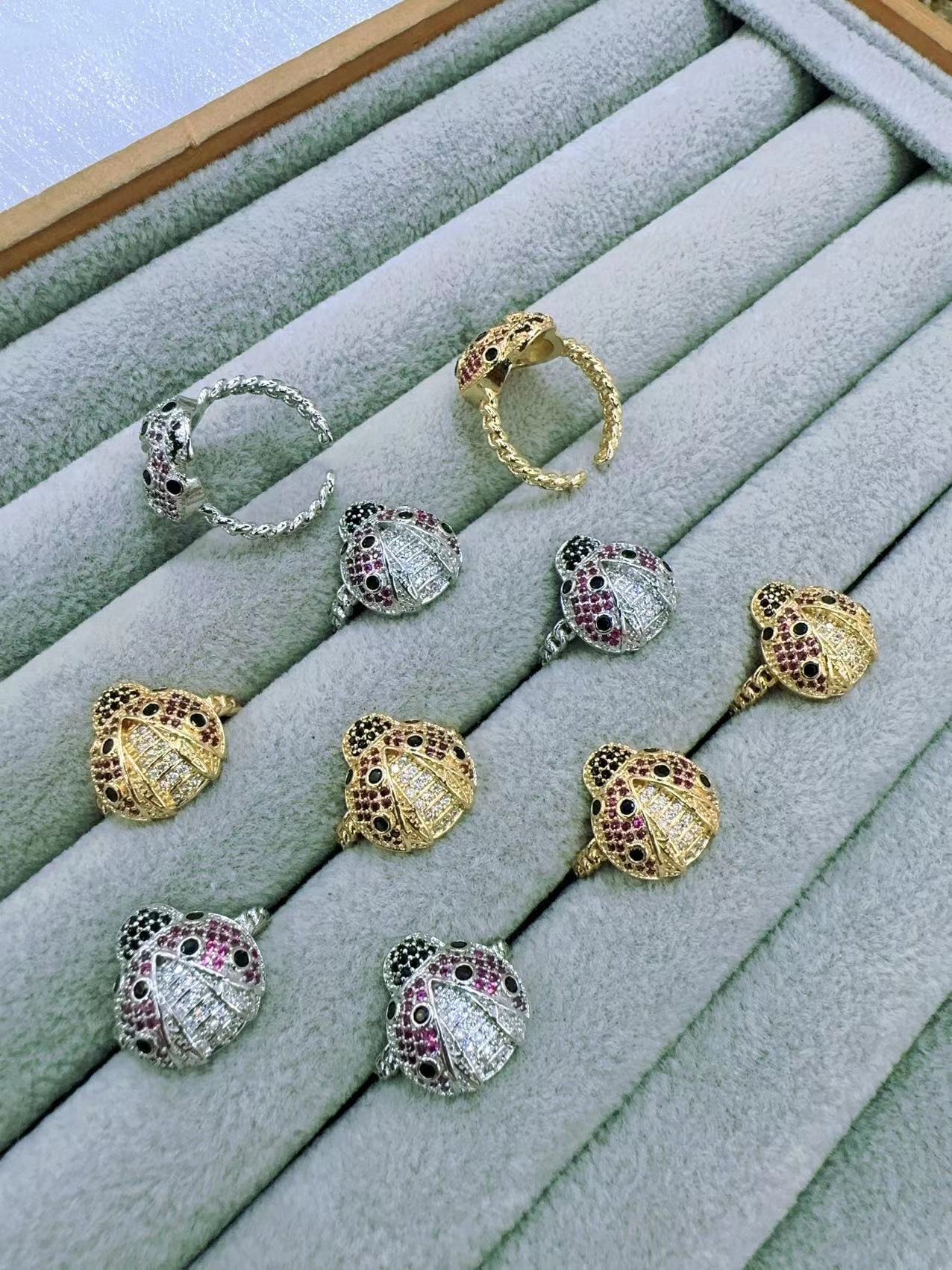 Nuevo anillo insecto bicolor lady seven star 🐞 ring Application Scenario