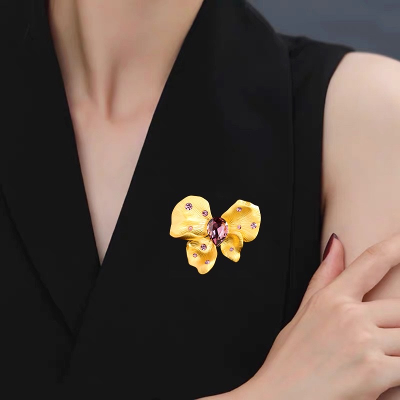 0114 European and American style retro large butterfly high-end alloy imitation crystal brooch, cross-border exaggerated brooch, coat pin accessory, Omar accessory, handcrafted brooch, rose brooch, brooch, pearl linen Specification image