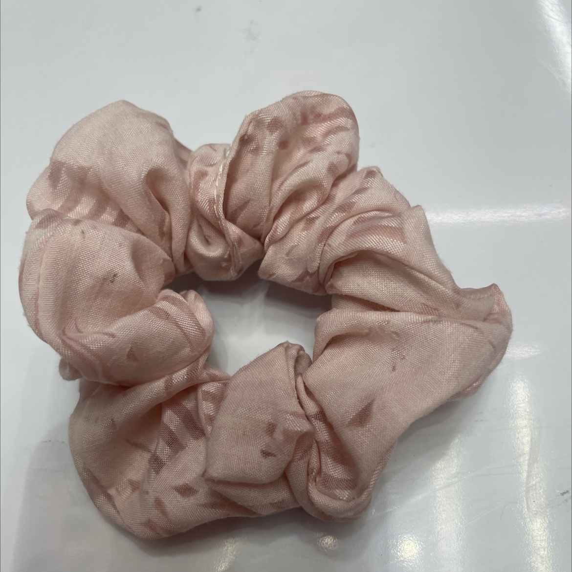 小鸭饰品，3469店铺，本产品专用绦纶丝织面料…质感柔软舒适，做工精致，主要销往非洲地区为主，时尚潮流，简洁大气，百搭是本年度流行款.。本店所有商品一律工厂直销批发