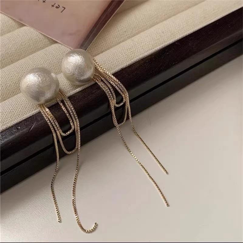 Elegant tassel long pearl earrings for women's summer, light luxury and high-end, niche design earrings, round face slimming earrings detail image 2