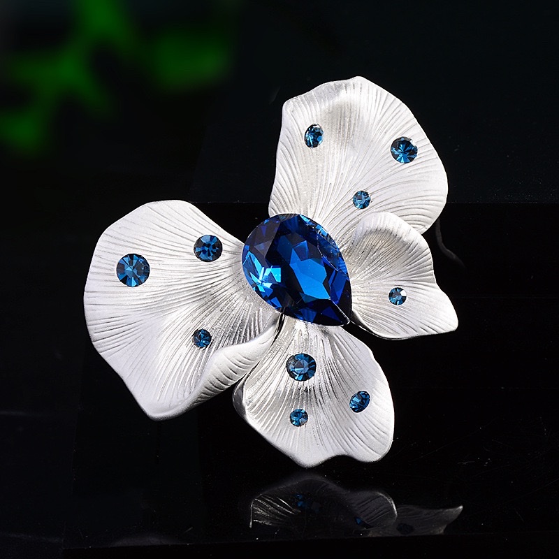 0114 European and American style retro large butterfly high-end alloy imitation crystal brooch, cross-border exaggerated brooch, coat pin accessory, Omar accessory, handcrafted brooch, rose brooch, brooch, pearl linen Application Scenario