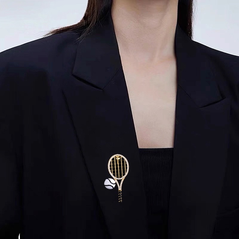 0113时尚珐琅网球拍胸针镶锆设计感小众韩版ins男女别针西服领针配饰胸针胸针手工胸花玫瑰花奥玛饰品产品图